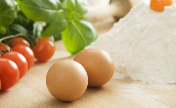 含维生素的食物:三类人要多吃西红柿炒鸡蛋
