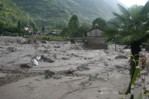 四川雅安宝兴县突发山洪 600余人安全转移1人失联