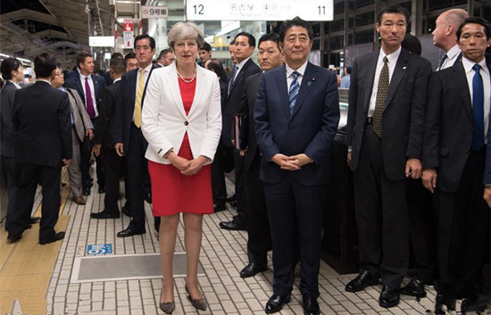 特雷莎·梅访问日本 与安倍一起乘坐新干线