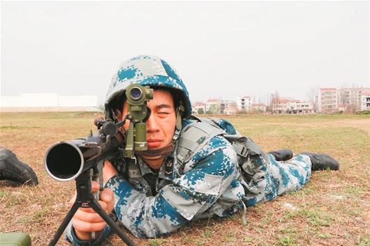 火箭筒三发三中技惊全场 中国神射手靠脸测风速