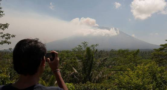 巴厘岛火山可能即将喷发 一万余人紧急撤离