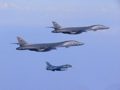美国B-1B轰炸机和F-15C战斗机飞越朝鲜东部海域