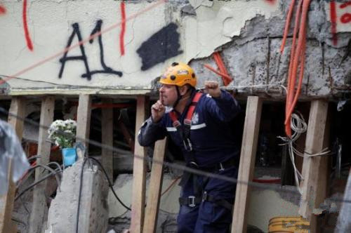 墨西哥强烈余震致多人死伤 搜救工作一度暂停