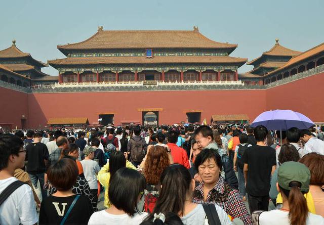 10月2日，北京小雨，游客在故宫博物院游览。根据国家旅游局数据中心综合测算，中国国庆假期首日，全国当天共接待游客1.13亿人次，同比增长10.5%，实现旅游收入965亿元，同比增长12.2%。<a target='_blank' href='http://www.chinanews.com/'>中新社</a>记者 杜洋 摄