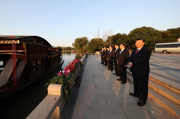 习近平等到浙江嘉兴瞻仰南湖红船