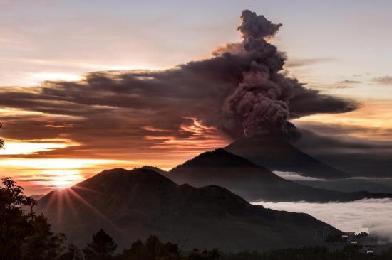印尼阿贡火山爆发危险“迫在眉睫” 数万人撤离