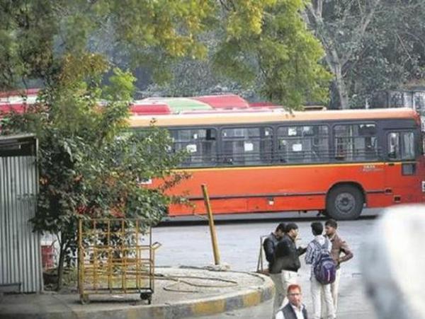 印度大学生公交车上遭割喉 乘客冷漠无人过问