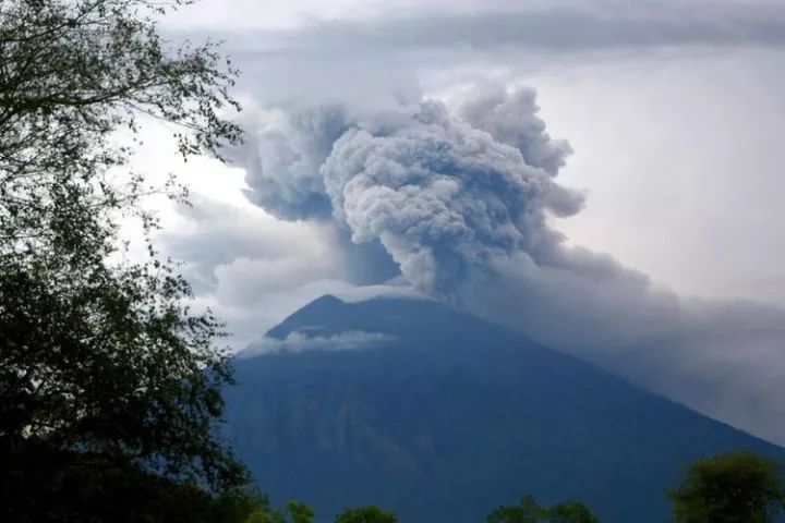 现实版"战狼"！火山或将爆炸式迸发 我国急派飞机抢接同胞