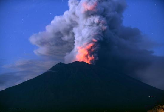 巴厘岛机场重新开放 将持续监测火山爆发情况