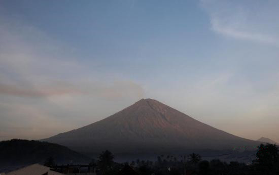 火山喷发重创巴厘岛旅游 印尼政府拨款“救市”
