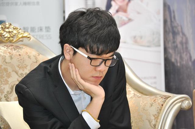 柯洁新奥杯世界围棋公开赛险胜彭立尧，斩获个人第五个世界冠军