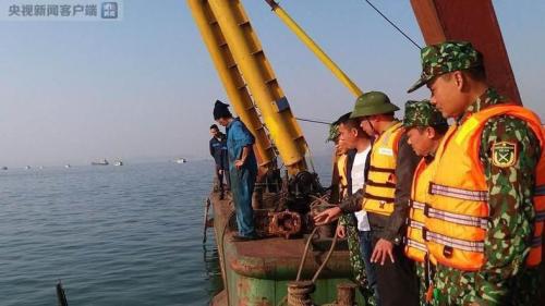 越南一驳船与一艘游船相撞 船上31名中国游客获救