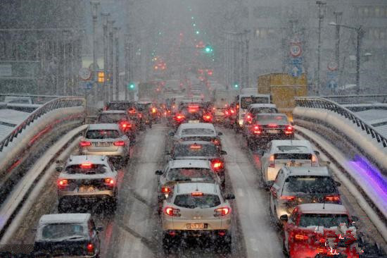 欧洲多国遭猛烈暴风雪吹袭交通混乱 数万旅客滞留