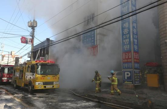 韩密阳市医院火灾死亡人数增至39人 151人受伤