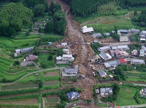 日本大分县发生山体滑坡 房屋被埋6人生死未卜