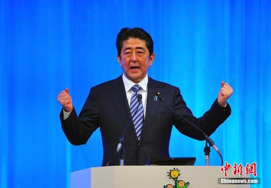 民调称安倍内阁支持率略微回升 过半民众仍反对修宪