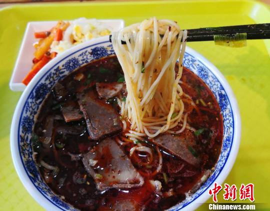 兰州牛肉拉面具有“一清、二白、三绿、四红、五黄”的特征，以色香味美，口感醇厚被评为“中国十大面条”。(资料图) 史静静 摄