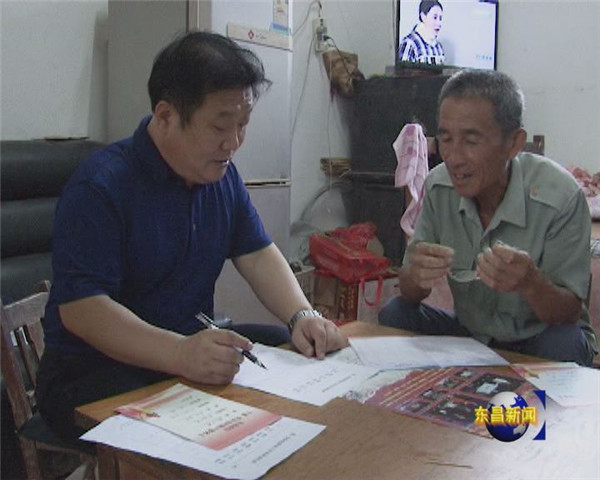 区广电中心干部职工冒雨入户访民情