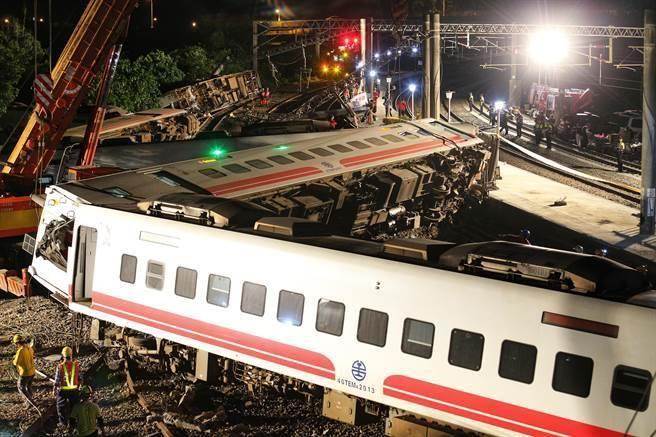 台湾列车出轨酿重大事故 日本制造商坦承：设计有疏失