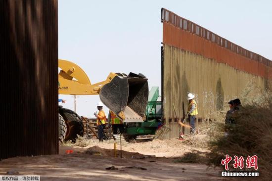 资料图：当地时间2018年2月22日，美国加州卡莱克西科附近，美国海关和边境保护局对当地一段边境隔离墙进行更换。这标志着美国联邦政府启动了美国与墨西哥边境隔离墙的修建工程。此次工程覆盖范围约3.62公里，将由约9米高的新建墙体代替始建于上世纪90年代的旧墙体。美国海关和边境保护局称，该工程将有利于边境保护及增强公众和该局人员的安全。这是去年在加利福尼亚州圣迭戈附近修建8堵边境隔离墙“样板墙”后，特朗普政府批准的首个美墨边境隔离墙工程合同。美国内布拉斯加州一家建筑公司赢得了这份总额为1800万美元的隔离墙替换工程合同。 文字来源：人民网