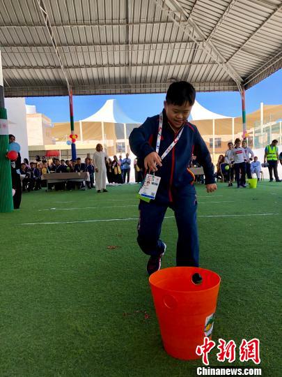中国特奥代表团年龄最小的成员李小奇(10岁，游泳)兴奋而投入地参与游戏。 王祖敏 摄