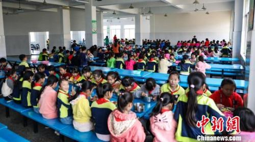 4月新规：多行业迎减税“红包” 中小学要建立陪餐制