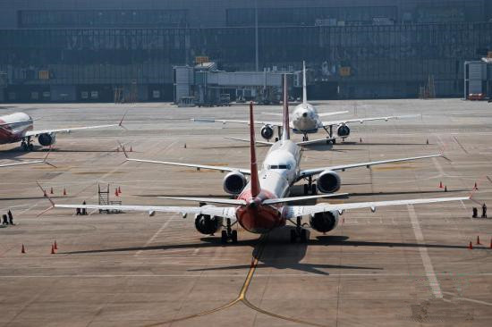 资料图：3月17日，上海航空公司的9架波音737MAX机型飞机停在虹桥国际机场停机坪上。据路透社报道，波音公司计划将在未来一周到10天内发布波音737MAX机型相关升级软件。目前，波音737MAX机型已经在全球停飞。<a target='_blank' href='http://www.chinanews.com/'>中新社</a>记者 殷立勤 摄