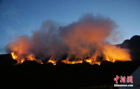 凉山三县1900余人灭火 扑救人员撤至安全地带休整