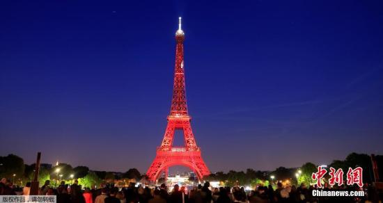 巴黎埃菲尔铁塔上演“灯光秀” 庆祝建塔130周年