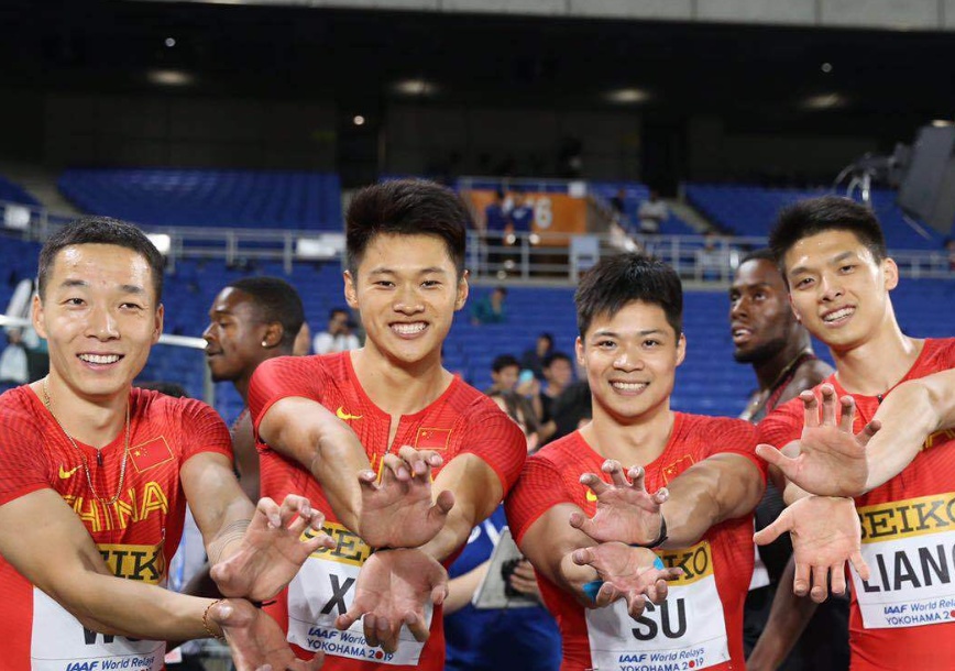 中国田径创2项亚洲纪录！女队员激动落泪，百米接力差0.01秒登台