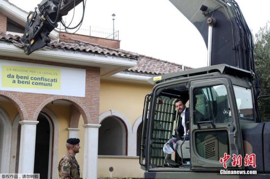 资料图：意大利副总理兼内政部长萨尔维尼在罗马驾驶挖掘机拆除黑手党非法建造的别墅。