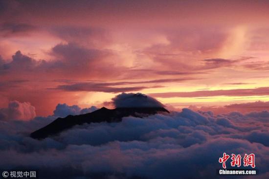 印尼日惹默拉皮火山喷发火山灰柱 高度达3000米