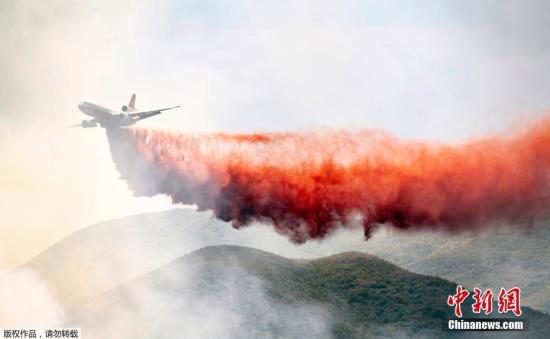 美国加州突发多处山火 消防人员全力扑救