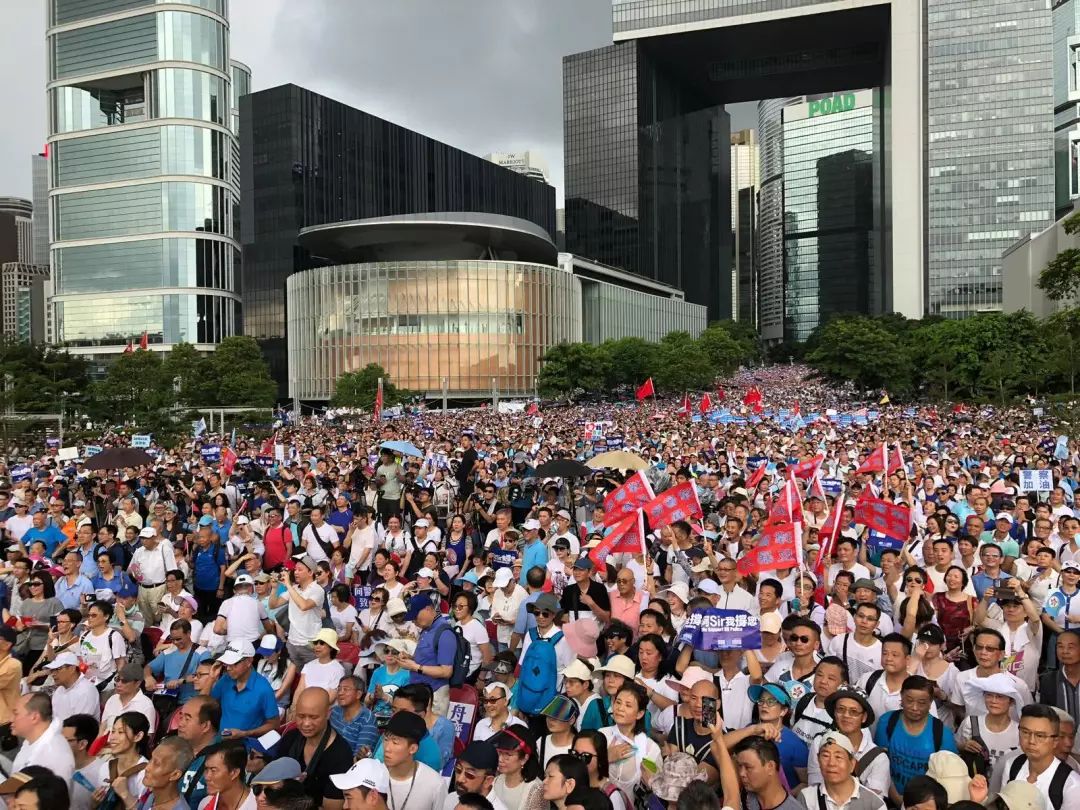 梁家辉、谭咏麟都站出来了！大批香港市民冒雨撑警