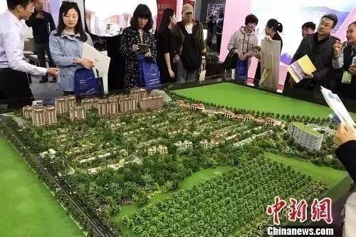 资料图：民众在房展会上的某楼盘展台咨询。<a target='_blank' href='http://www.chinanews.com/' >中新网</a> 程春雨 摄