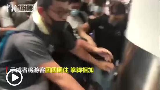 记者香港机场遭野蛮殴打：我支持香港警察，你们可以打我了