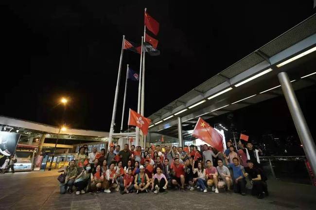 香港市民连夜在尖沙咀再次升起五星红旗