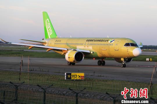 中国商飞C919大型客机104架机在上海浦东国际机场滑行道上滑行。 殷立勤 摄