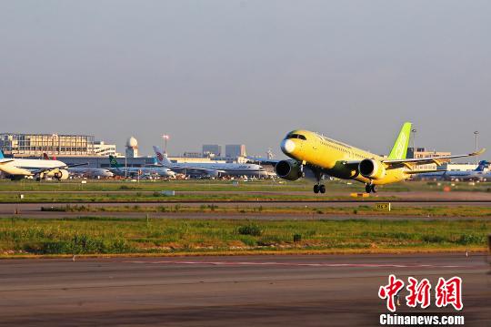 中国商飞C919大型客机104架机于5时32分从上海浦东国际机场第四跑道起飞。 殷立勤 摄