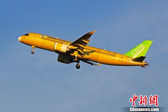 中国商飞C919大型客机104架机于5时32分从上海浦东国际机场第四跑道起飞。 殷立勤 摄