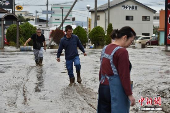 台风过境日本安倍三访灾区：坐直升机视察浸水城市