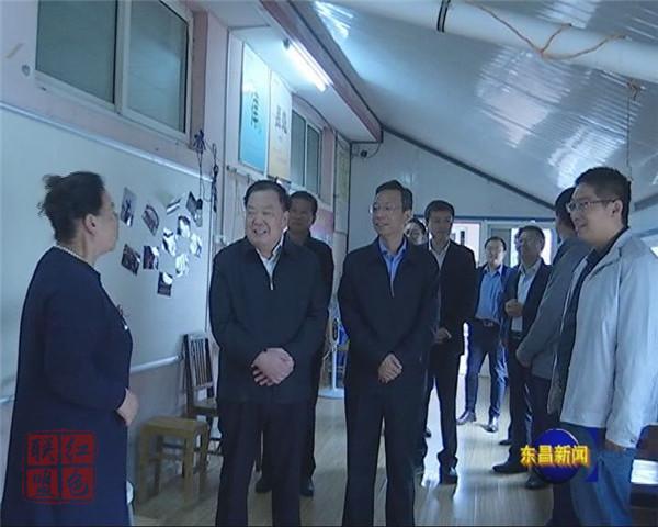 陈秀兴以普通党员身份到新区街道广场社区报到