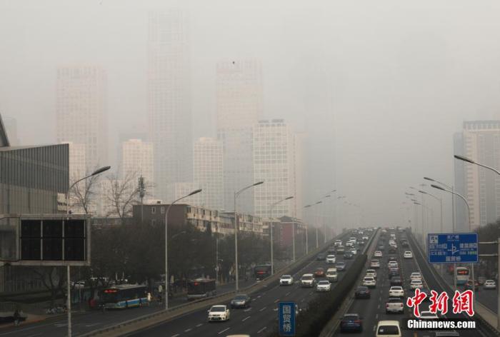 京津冀等地部分地区现大雾天气 华北黄淮等地有雾霾