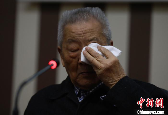 图为南京大屠杀幸存者葛道荣。 泱波 摄