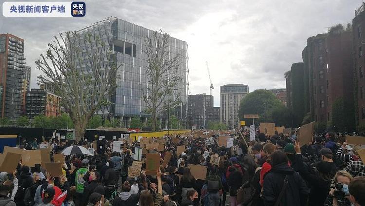 伦敦抗议者再次包围美国驻英大使馆 呼吁结束系统性种族主义