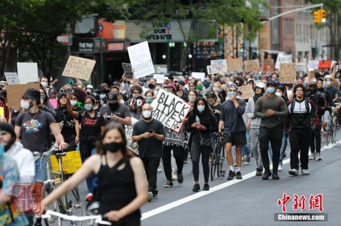 “误杀”黑人女性的白人警察脱罪 美国多地再掀抗议