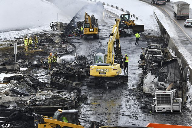 美国高速29辆车相撞起火致9人送医 烧焦残骸覆盖路面