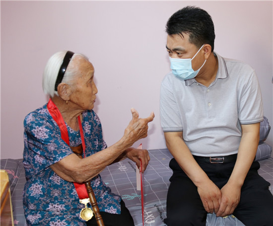 东昌府区委副书记、区长巴海峰走访慰问老党员并颁发“光荣在党50年”纪念章