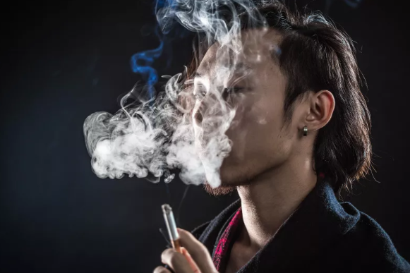 掐灭诱惑青少年的水果烟 1.6万种口味电子烟引人入“坑”