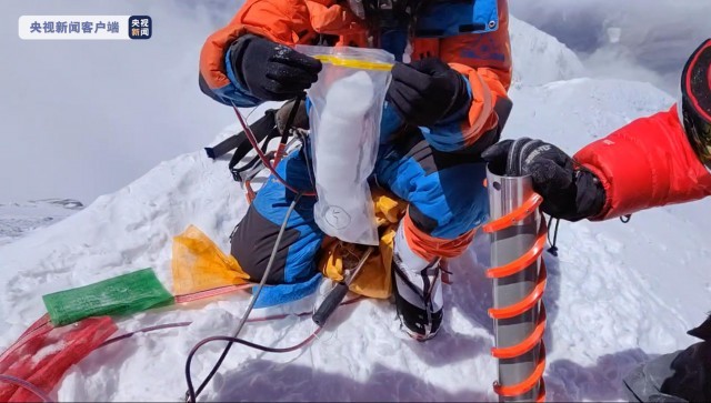 围观！“巅峰使命”珠峰科考钻取全球海拔最高的冰雪样